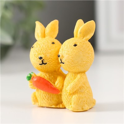 Сувенир полистоун "Пара кроликов с морковкой" МИКС 2х3,5х5 см