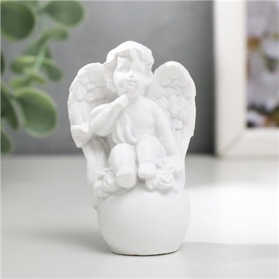 Сувенир полистоун "Белоснежный ангел на шарике" МИКС 6,2х4х2,5 см
