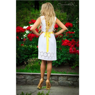 Белое с желтым платье